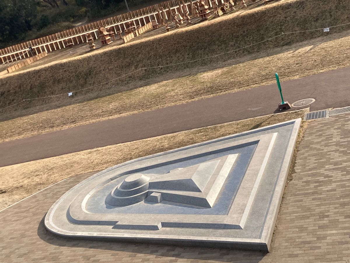 ・古墳の周りは公園と無数の埴輪達
・奥の森部分が古墳
・散策は動きやすい服装で…