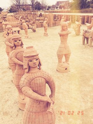 ・古墳の周りは公園と無数の埴輪達
・奥の森部分が古墳
・散策は動きやすい服装で…