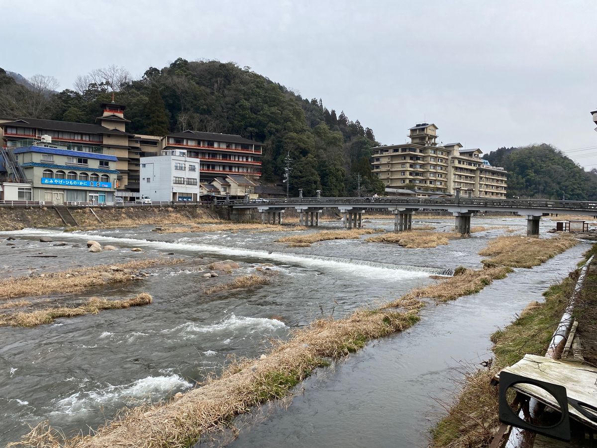 三朝温泉！

みささって読む！
河岸の温泉がすごい！
入ってないけど！