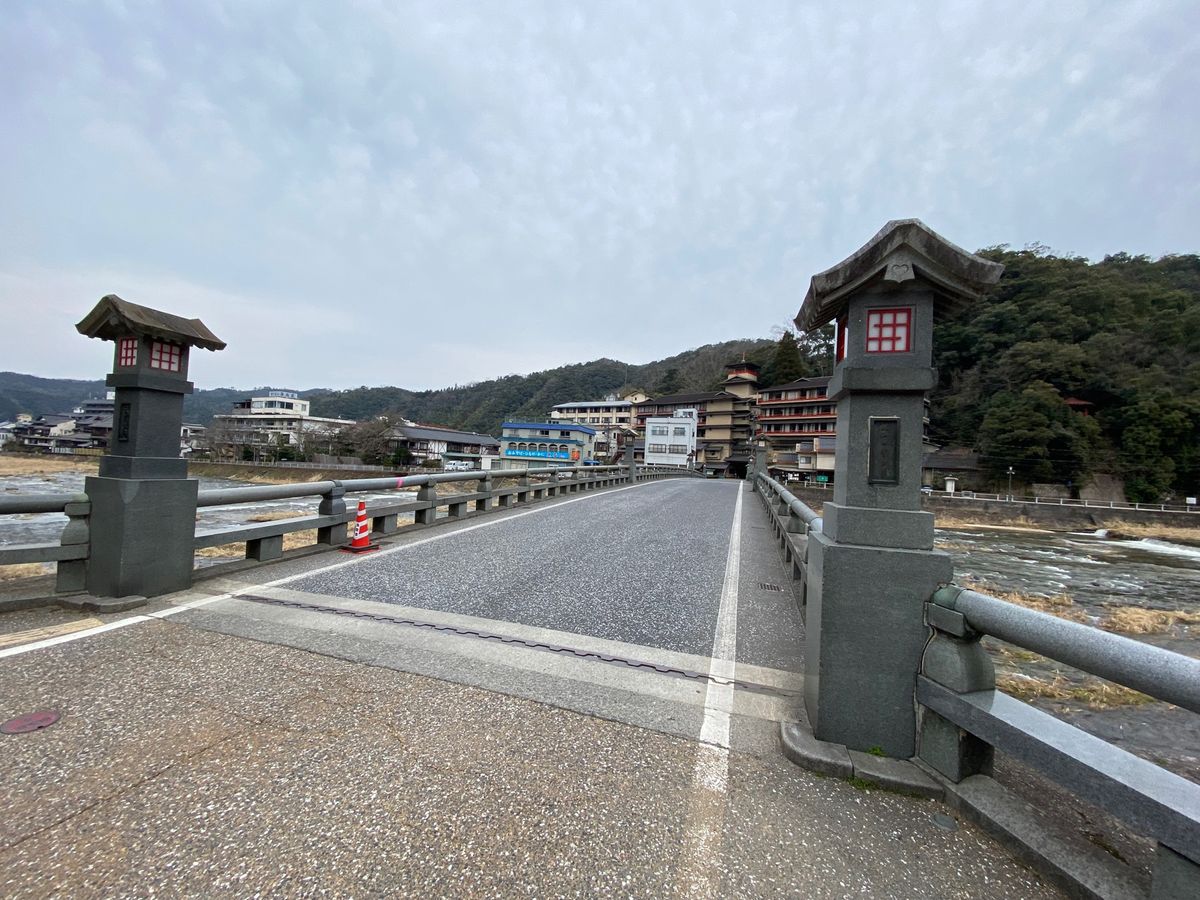 三朝温泉！

みささって読む！
河岸の温泉がすごい！
入ってないけど！