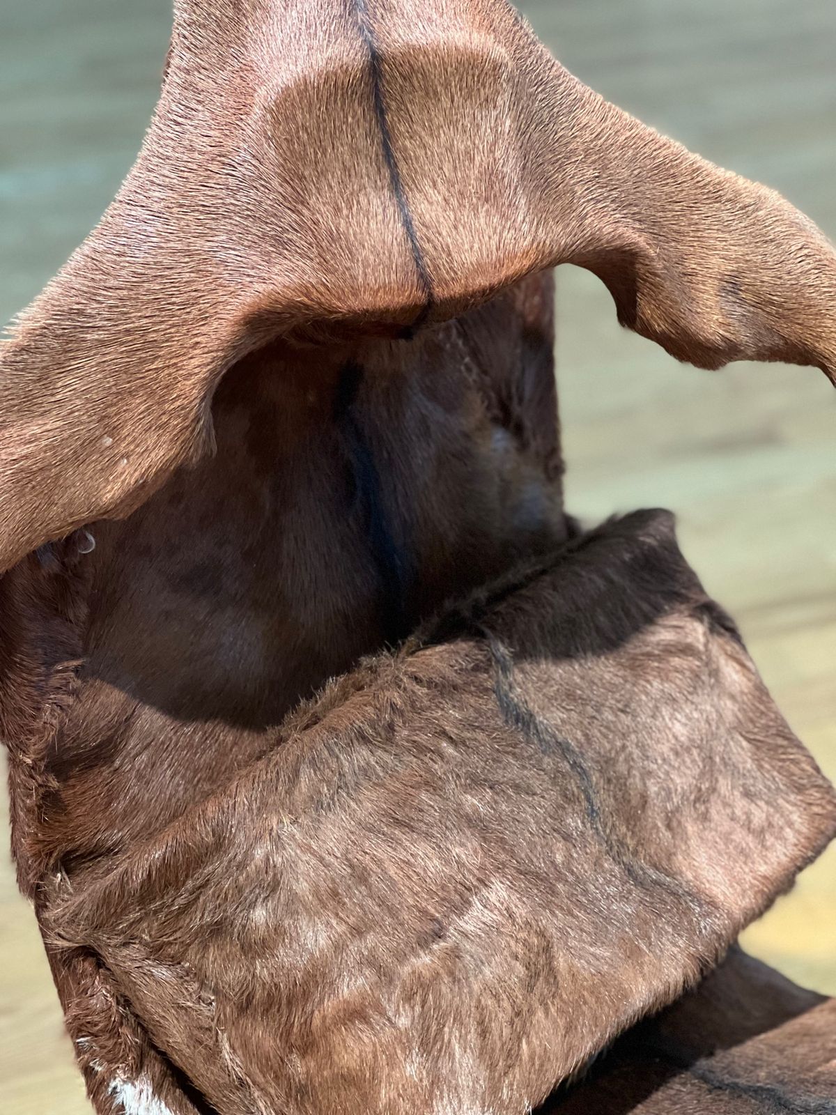 スクーターをモチーフに
動物の皮を使った作品