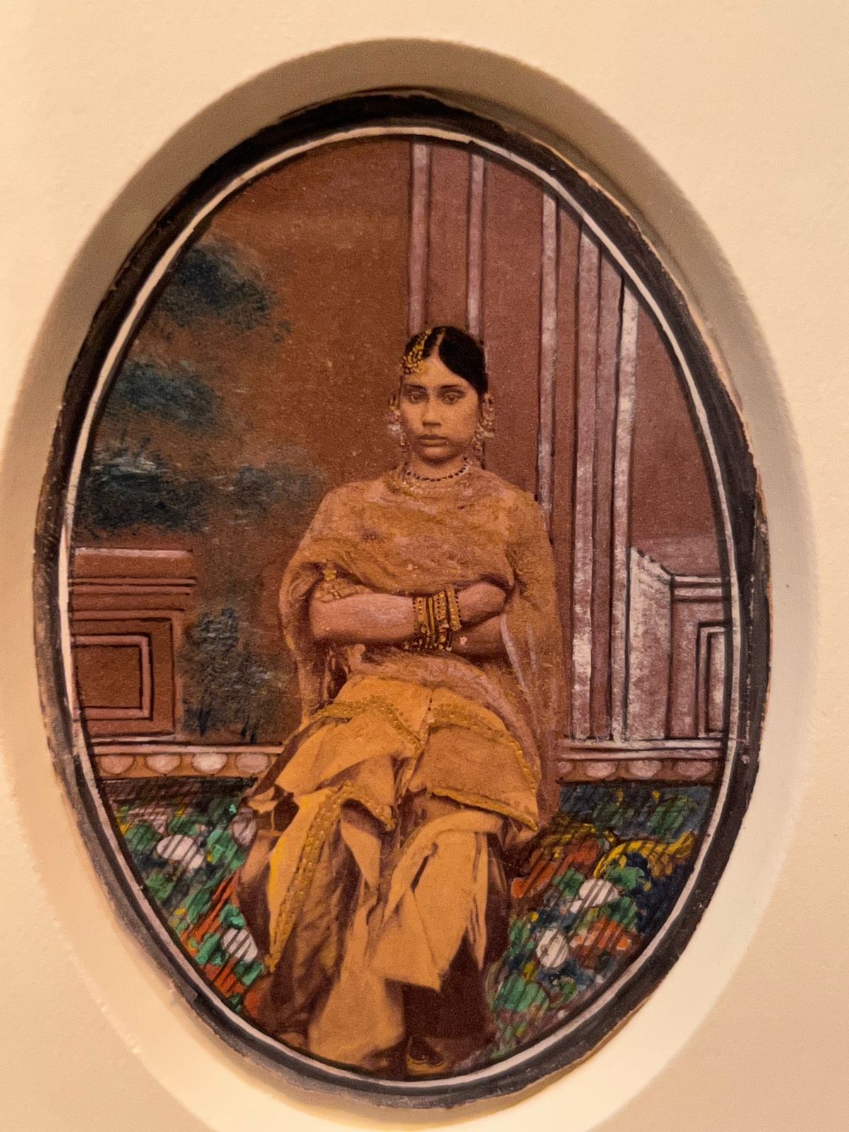 その昔、インドではモノクロ写真にこのように絵の具で色付けして楽しんでいたら...