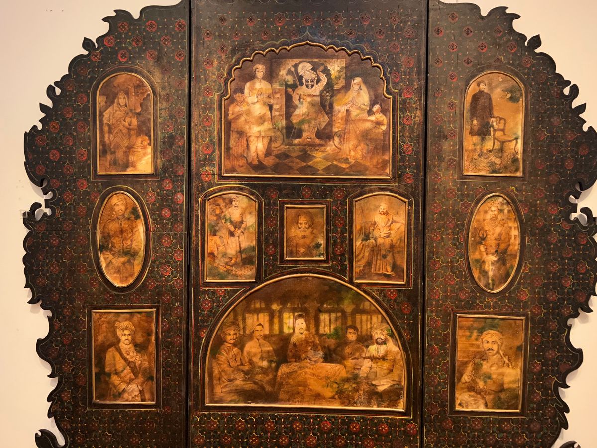 その昔、インドではモノクロ写真にこのように絵の具で色付けして楽しんでいたら...