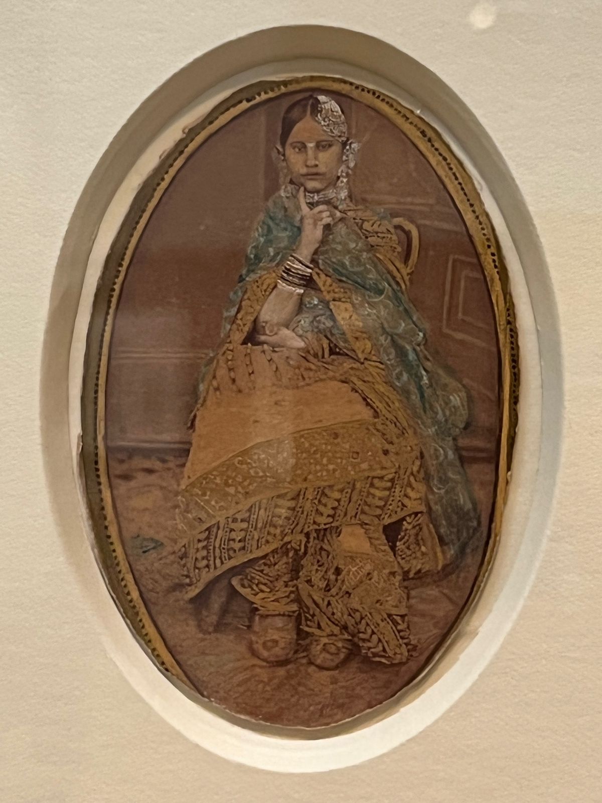 その昔、インドではモノクロ写真にこのように絵の具で色付けして楽しんでいたら...