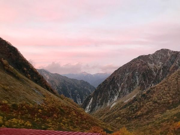日本・長野県「[紅葉]涸沢カール/涸沢ヒュッテ」の写真