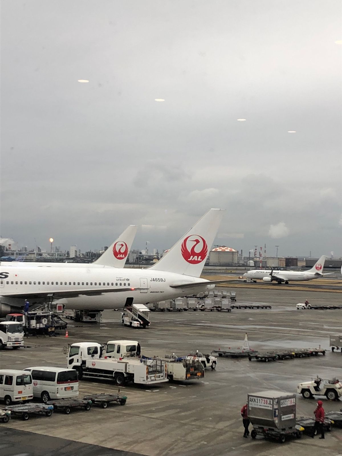 ３月18日金曜日　曇り
羽田より鹿児島に向けて出発。鹿児島経由屋久島、飛行...