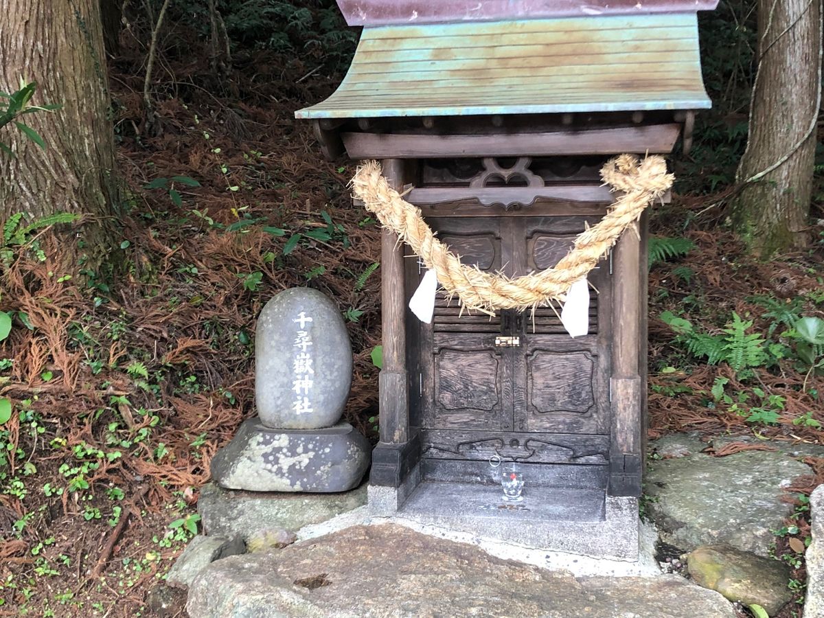 千尋の滝の手前には祠が。