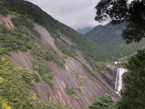 続いて、千尋の滝へ。雄大です。屋久島。