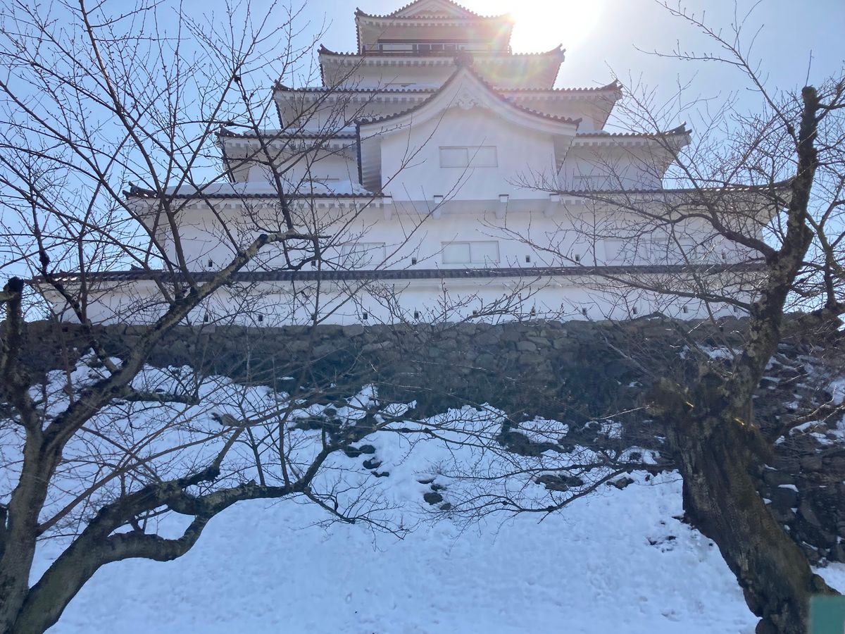 会津若松鶴ヶ城。約150年、戊辰戦争で若き命が多く散った場所。
今では街を...