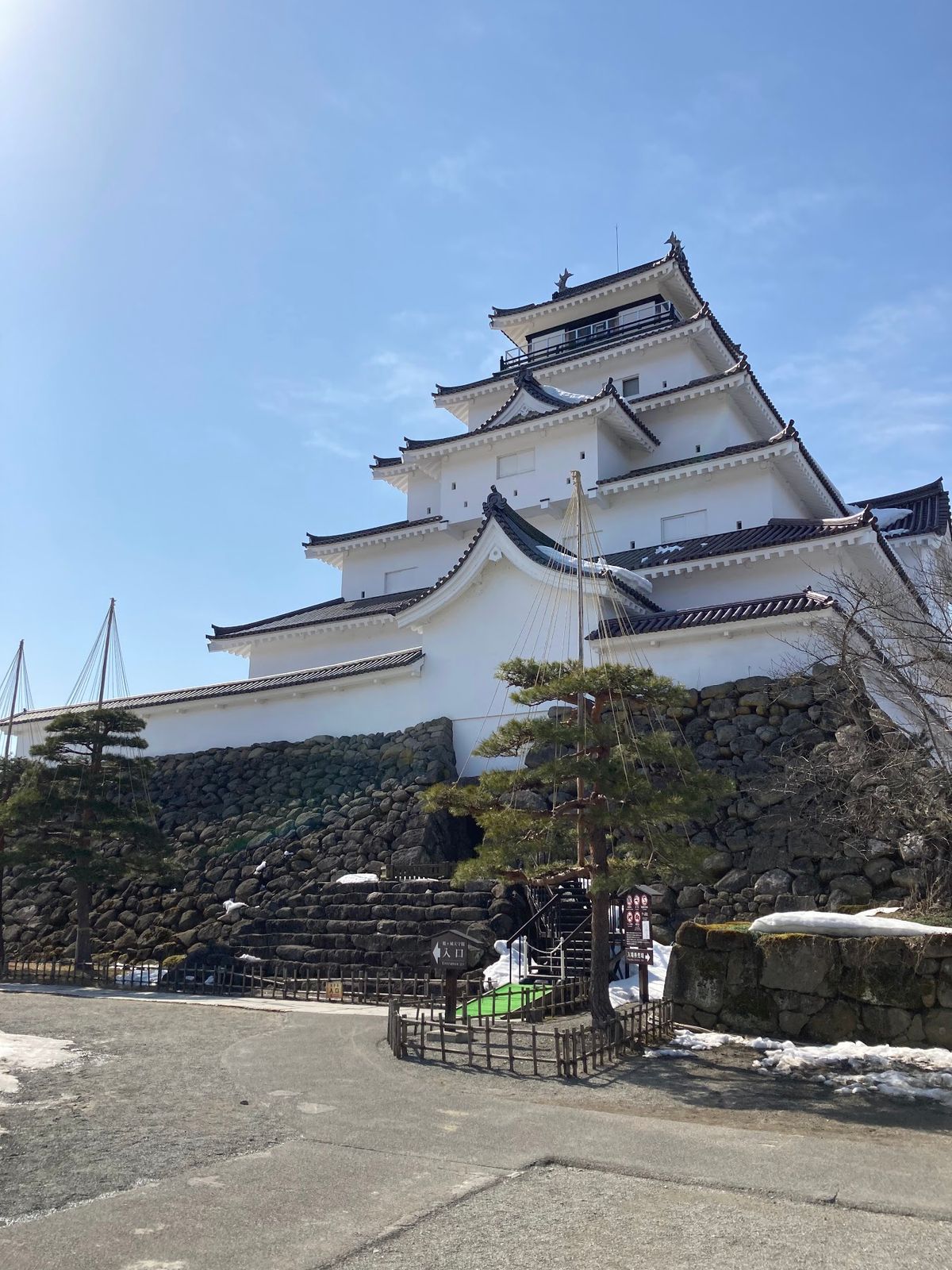 会津若松鶴ヶ城。約150年、戊辰戦争で若き命が多く散った場所。
今では街を...