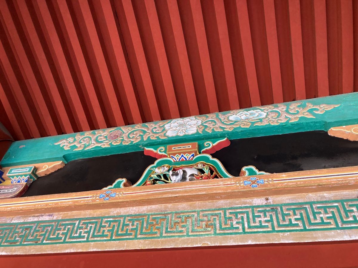 東照宮。
ここまで来ると俗世感満載。
至る所で順路という名て支配され、途中...