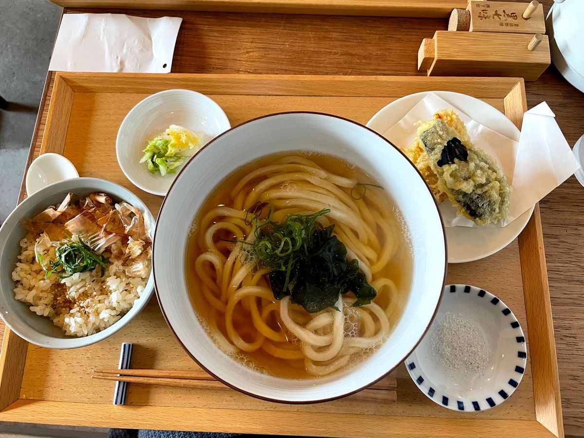 1日目のランチ　銀閣寺近くのいかづちうどん。
宿泊ホテル、エミオン京都1階...