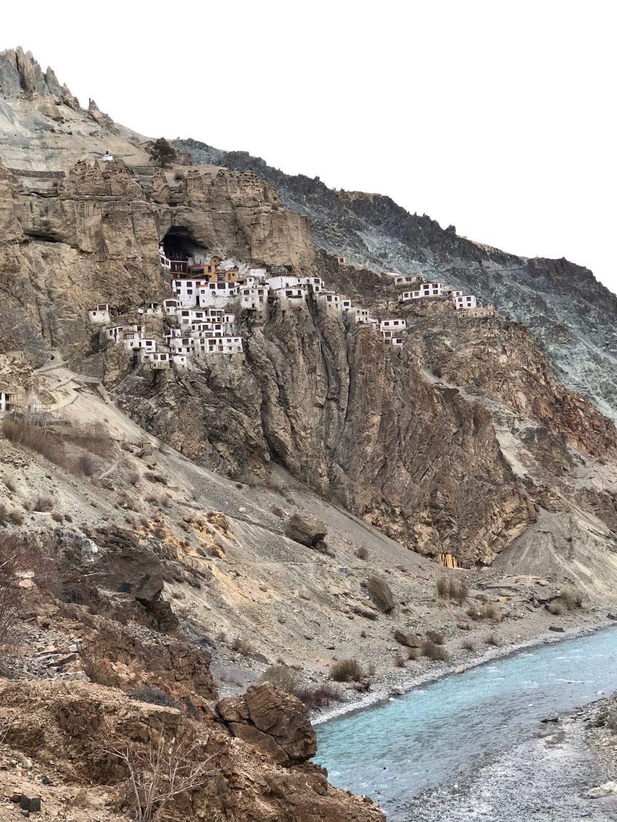 北インド、チベット文化圏でもあるザンスカールの奥にある佛教寺院プクタルゴン...