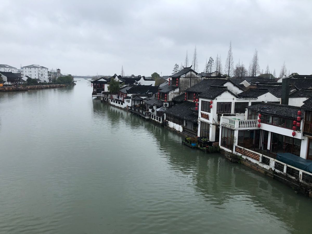 2泊3日の上海行。現地での移動は基本地下鉄。上海の中心に宿をとり、初日に朱...