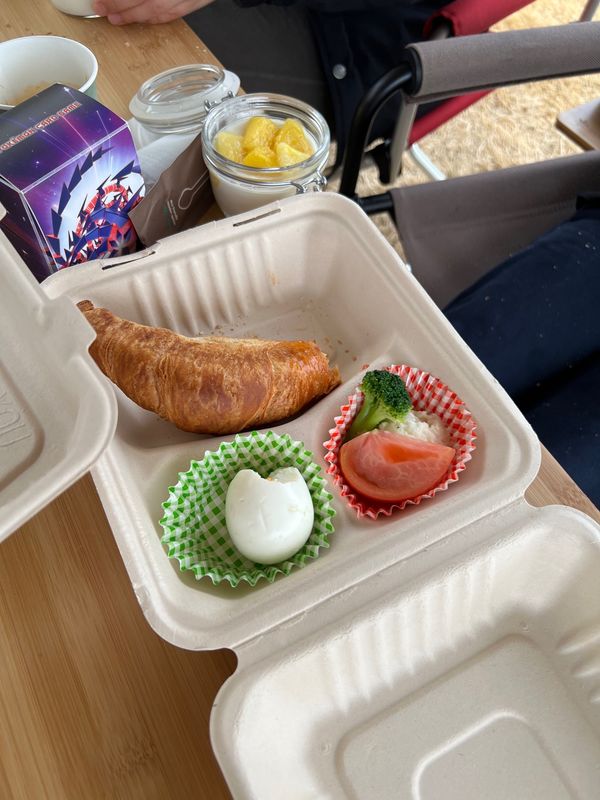 日本・茨城県「静ヒルズカントリークラブでキャンプ！」の写真：朝食はクロワッサンと卵とスープとヨーグルト