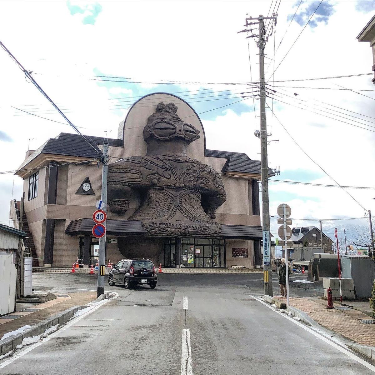 現存12天守のひとつ弘前城を見学後、遮光器土偶をかたどった駅舎の木造駅へ。...