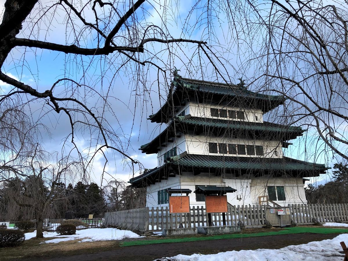 現存12天守のひとつ弘前城を見学後、遮光器土偶をかたどった駅舎の木造駅へ。...