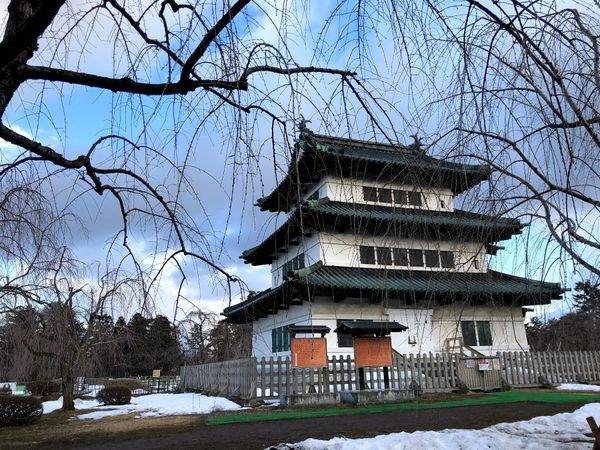 日本・青森県「ぶらり青森」の写真：現存12天守のひとつ弘前城を見学後、遮光...