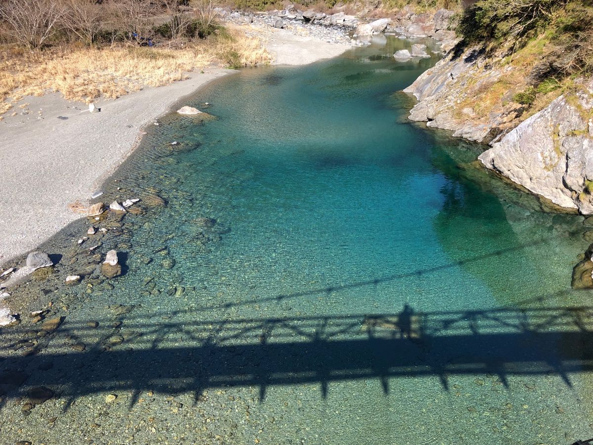 深く青い滝壺に思わず吸い込まれそうになる「にこ淵」。安居渓谷の流れる水の透...