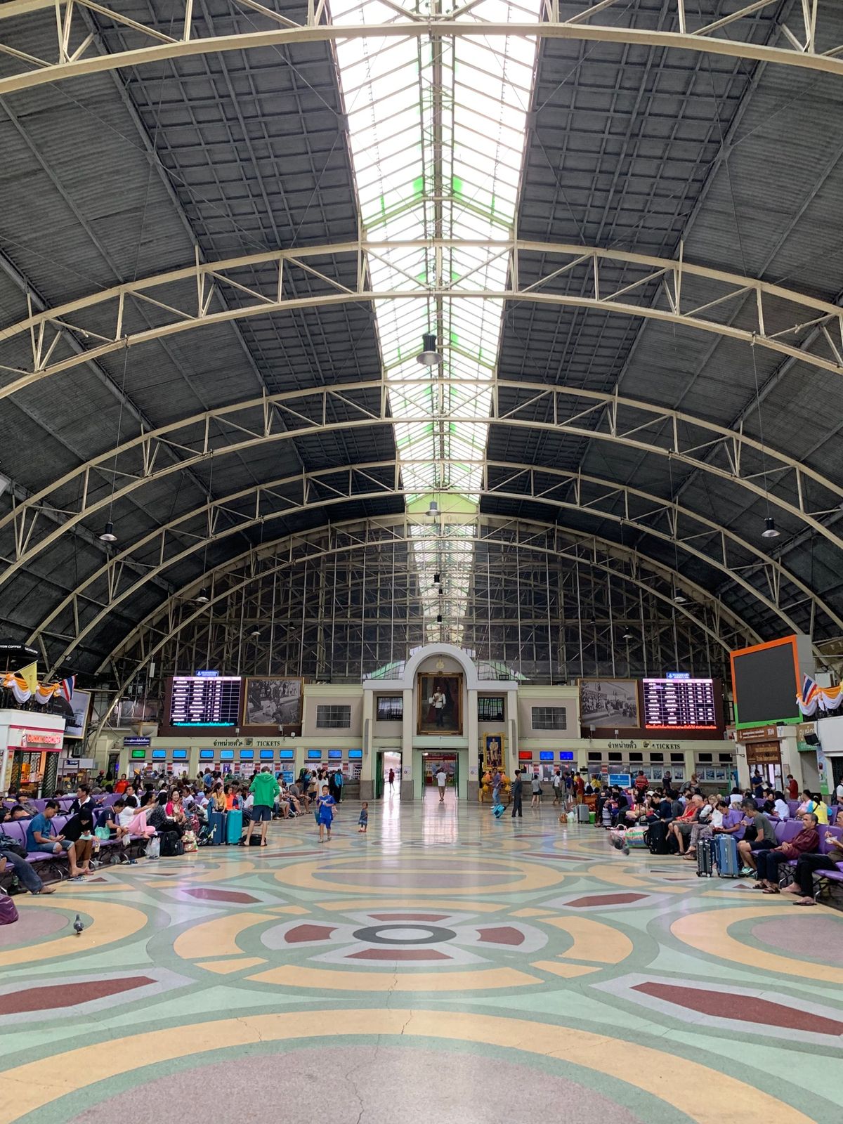 ドンムアン空港から汽車でホアランポーン駅へ。何度このルートでバンコクに来た...