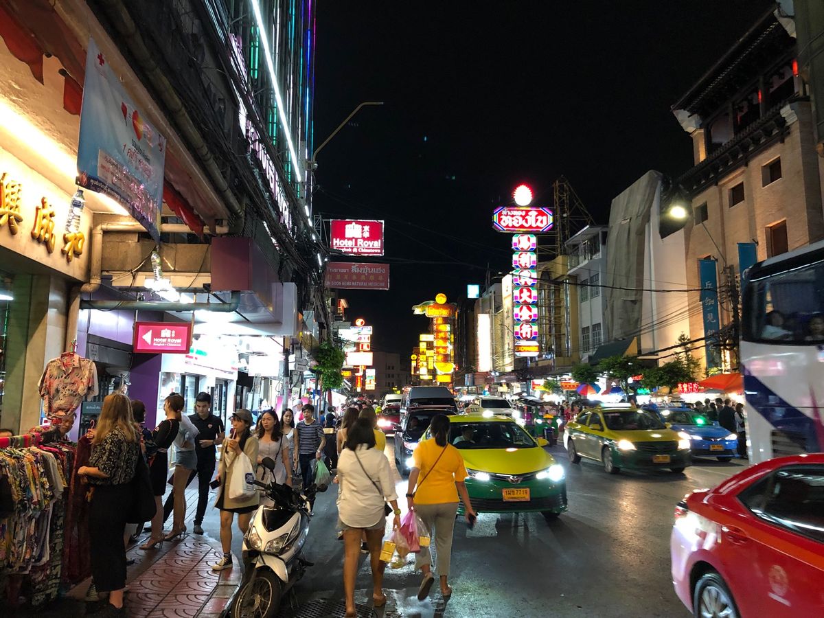 バンコクは歩いてるだけでも刺激的で面白い。何処という事なくぶらついたりした...