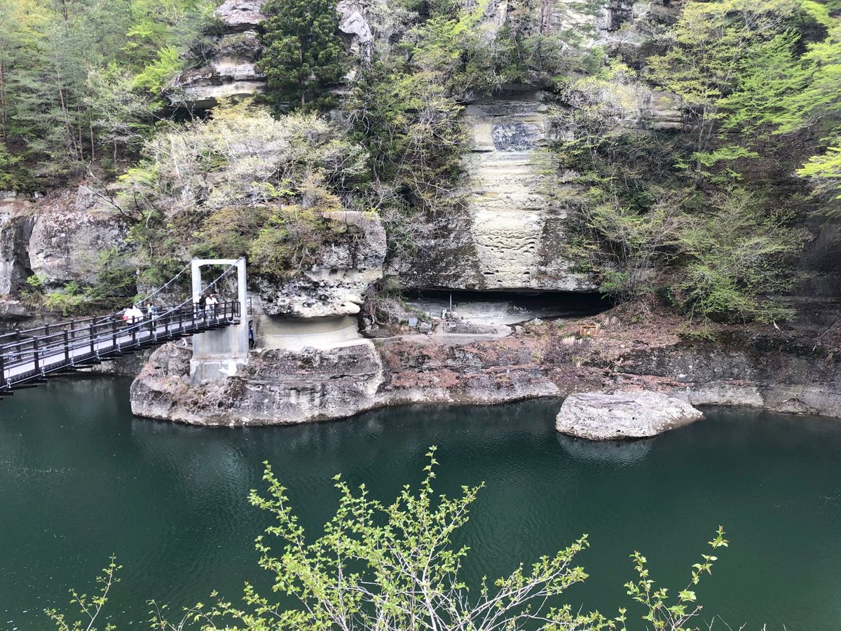 会津に向かう道中、まず立ち寄ったのは阿賀川沿いにある景勝地、塔のへつり。江...