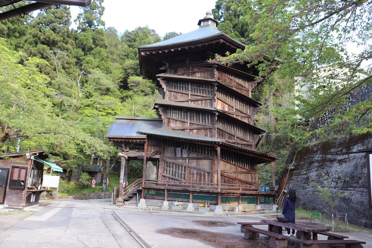 会津に向かう道中、まず立ち寄ったのは阿賀川沿いにある景勝地、塔のへつり。江...