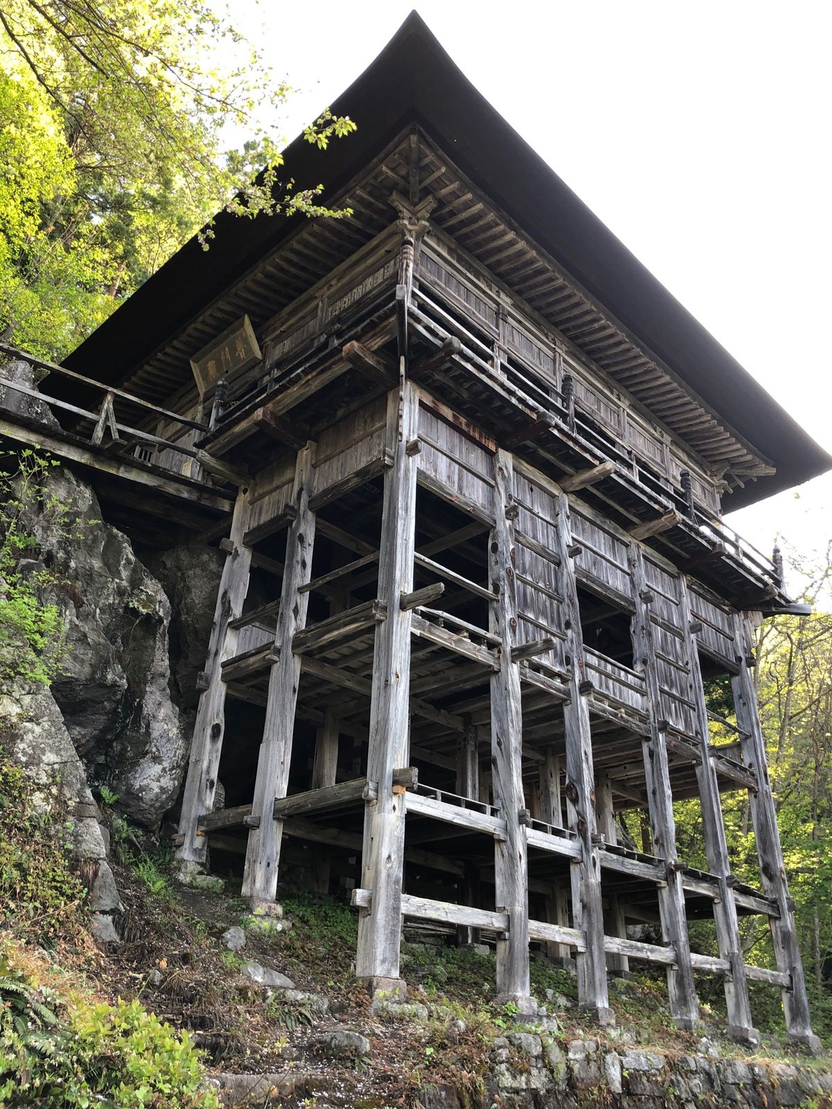 会津に向かう道中、まず立ち寄ったのは阿賀川沿いにある景勝地、塔のへつり。江...