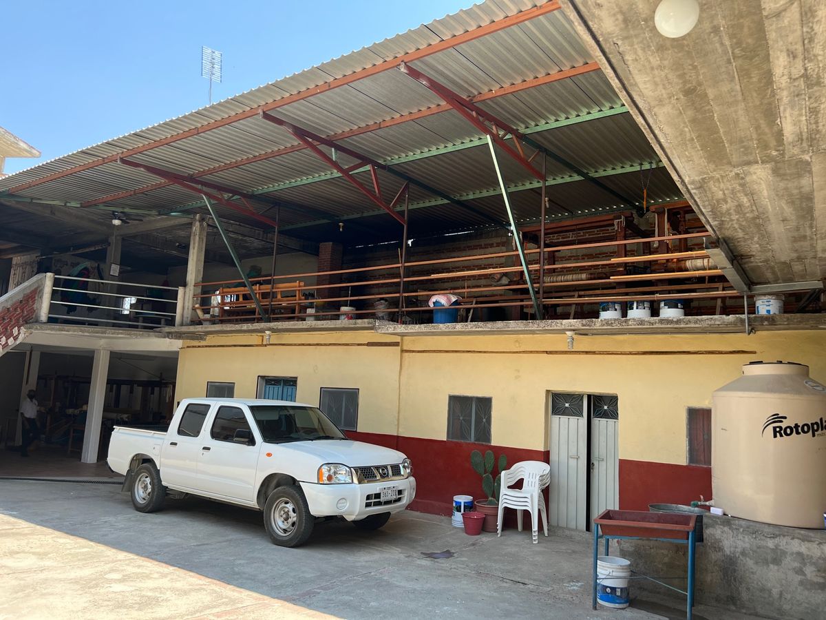 これまたタクシーのおっちゃんの友達の工房
ここはコヨーテ柄とミロモチーフの...