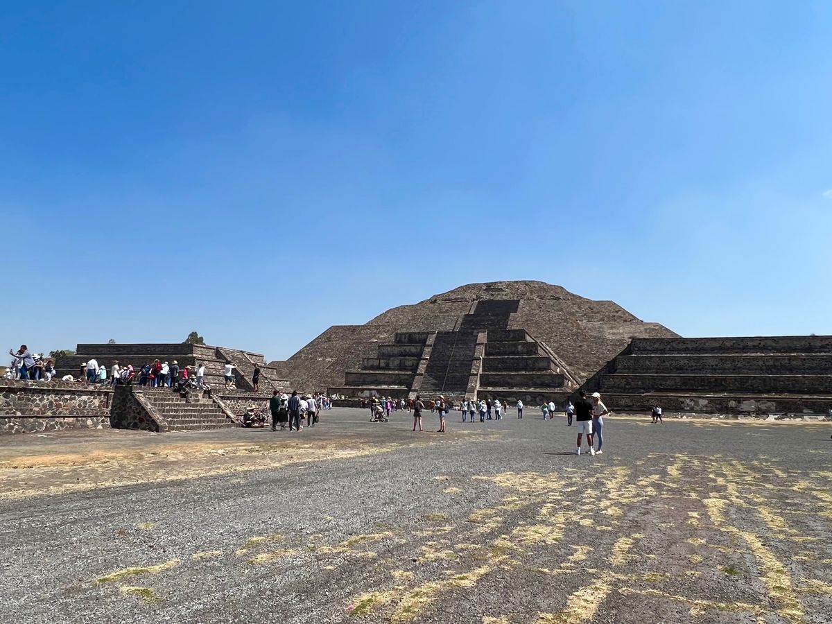 月のピラミッド

本来はてっぺんにパワーストーン？パワーモニュメント？的な...