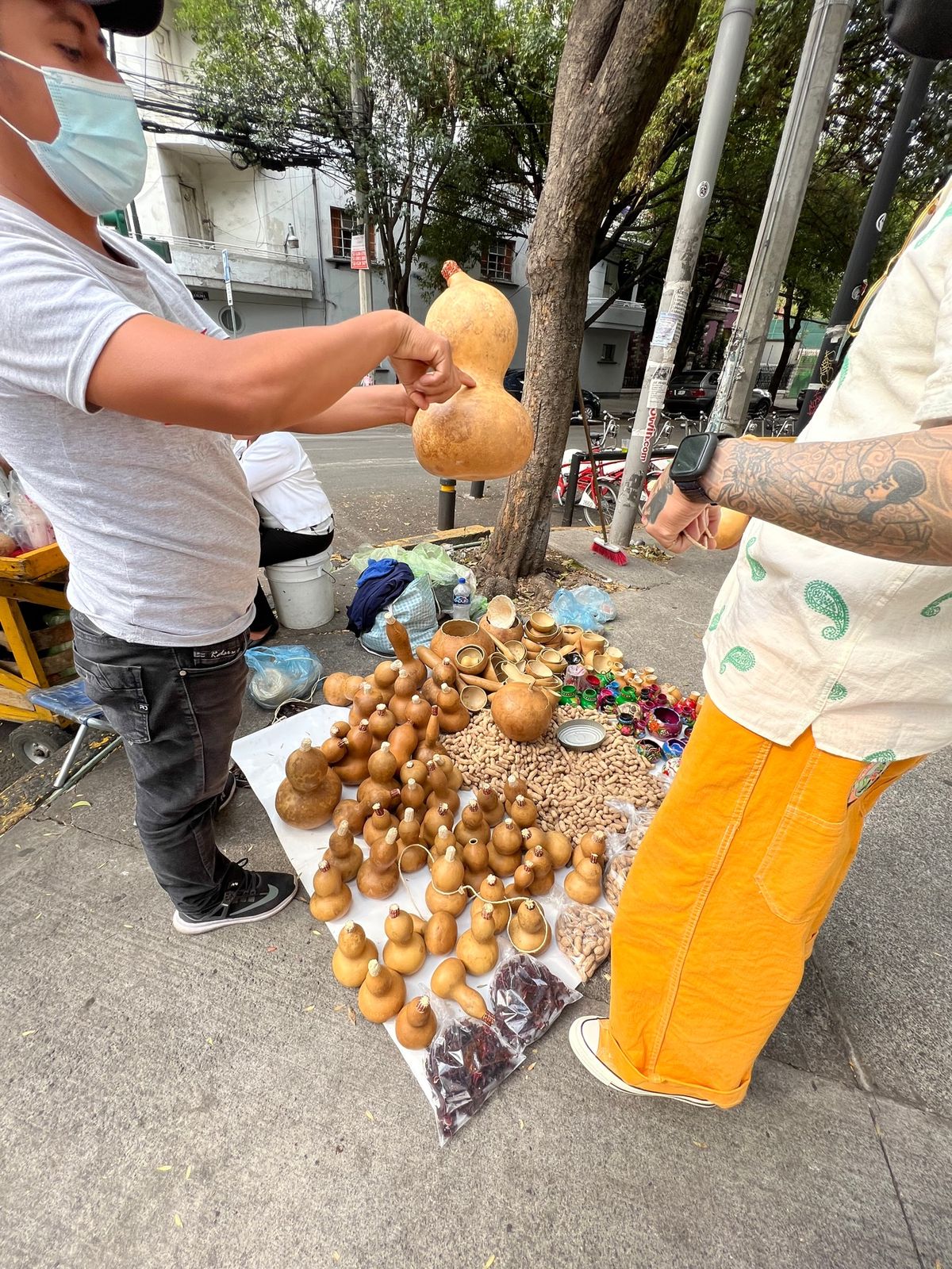 道を歩いてたら
瓢箪を使った細工が可愛くて購入することに
編み編みがついて...