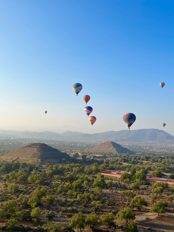 メキシコ・メキシコシティ「帰国後待機がなくなったのでついに海外旅行再開🙌」の写真：２つのピラミッドを背にいよいよ着陸
操縦...