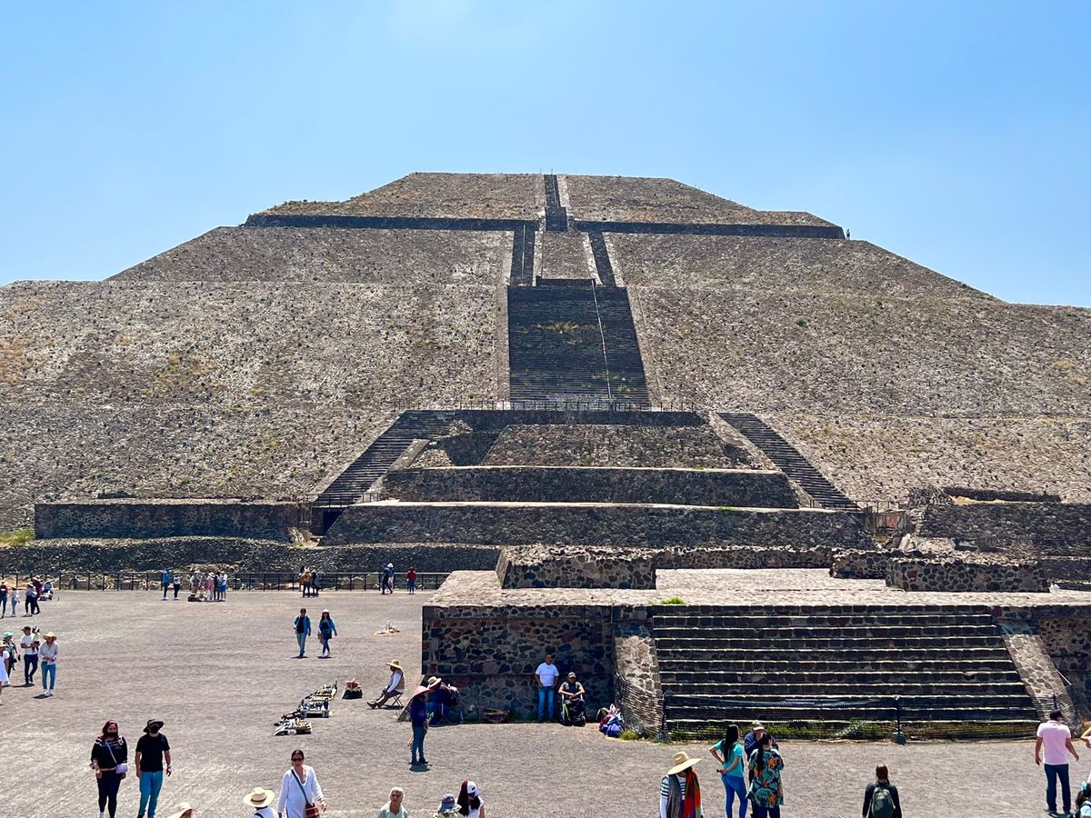 太陽のピラミッド

月のピラミッドに比べるとかなり大きい！
そして広場には...