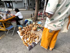 道を歩いてたら
瓢箪を使った細工が可愛くて購入することに
編み編みがついて...