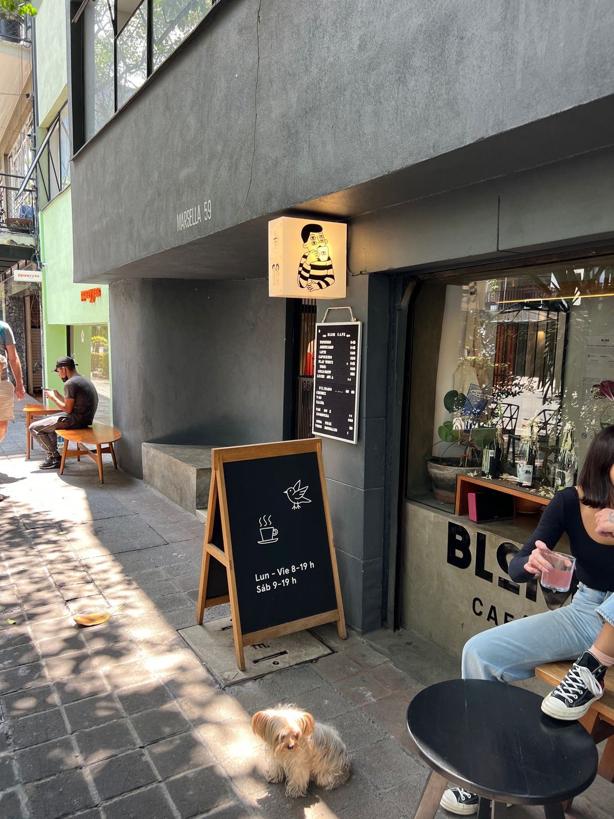お店のロゴが好み💕
そしてリードも無いのにご主人様のお茶が終わるのを大人し...