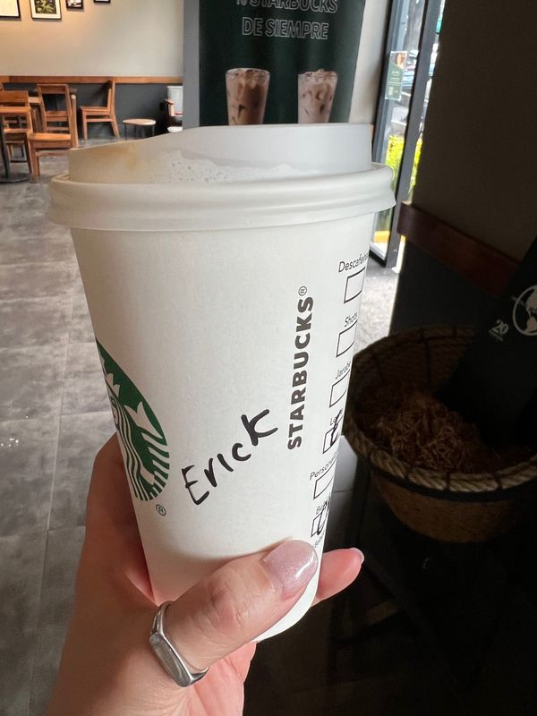 メキシコ・メキシコシティ「帰国後待機がなくなったのでついに海外旅行再開🙌」の写真：海外のスタバに行くと
高確率でエリックに...