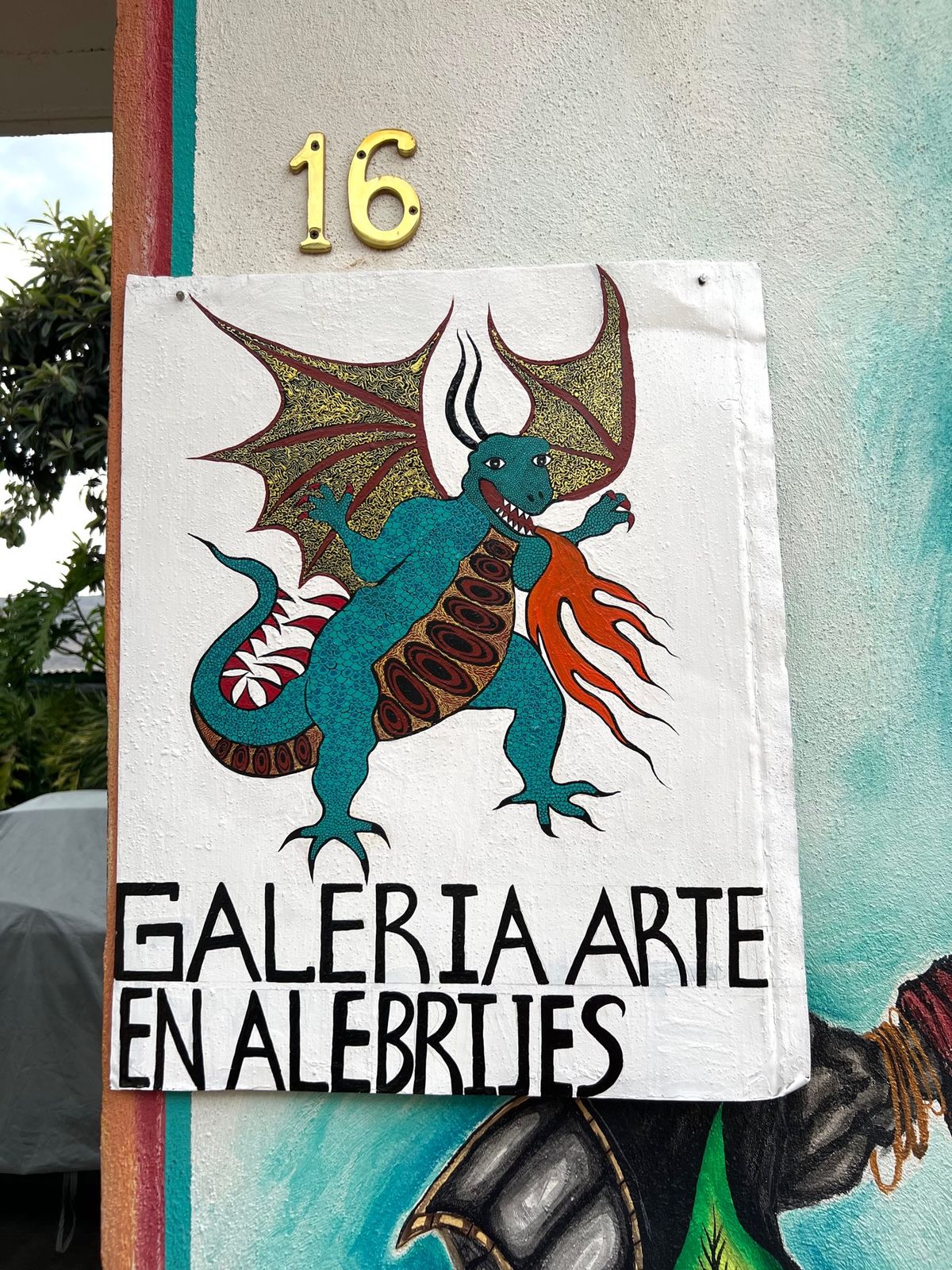 ここの工房は若いお兄さんがやってて
シンプルながらもちょっとクセのあるデザ...