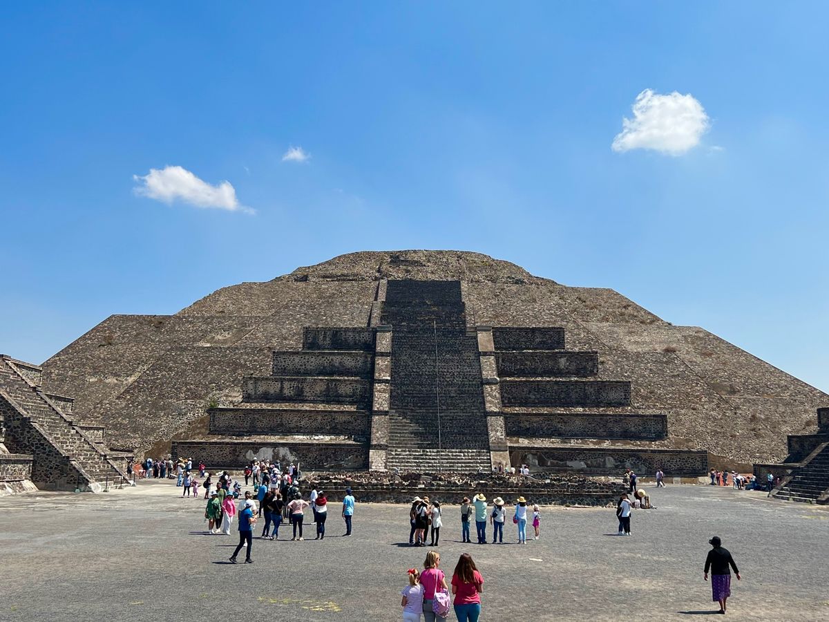 月のピラミッド

本来はてっぺんにパワーストーン？パワーモニュメント？的な...