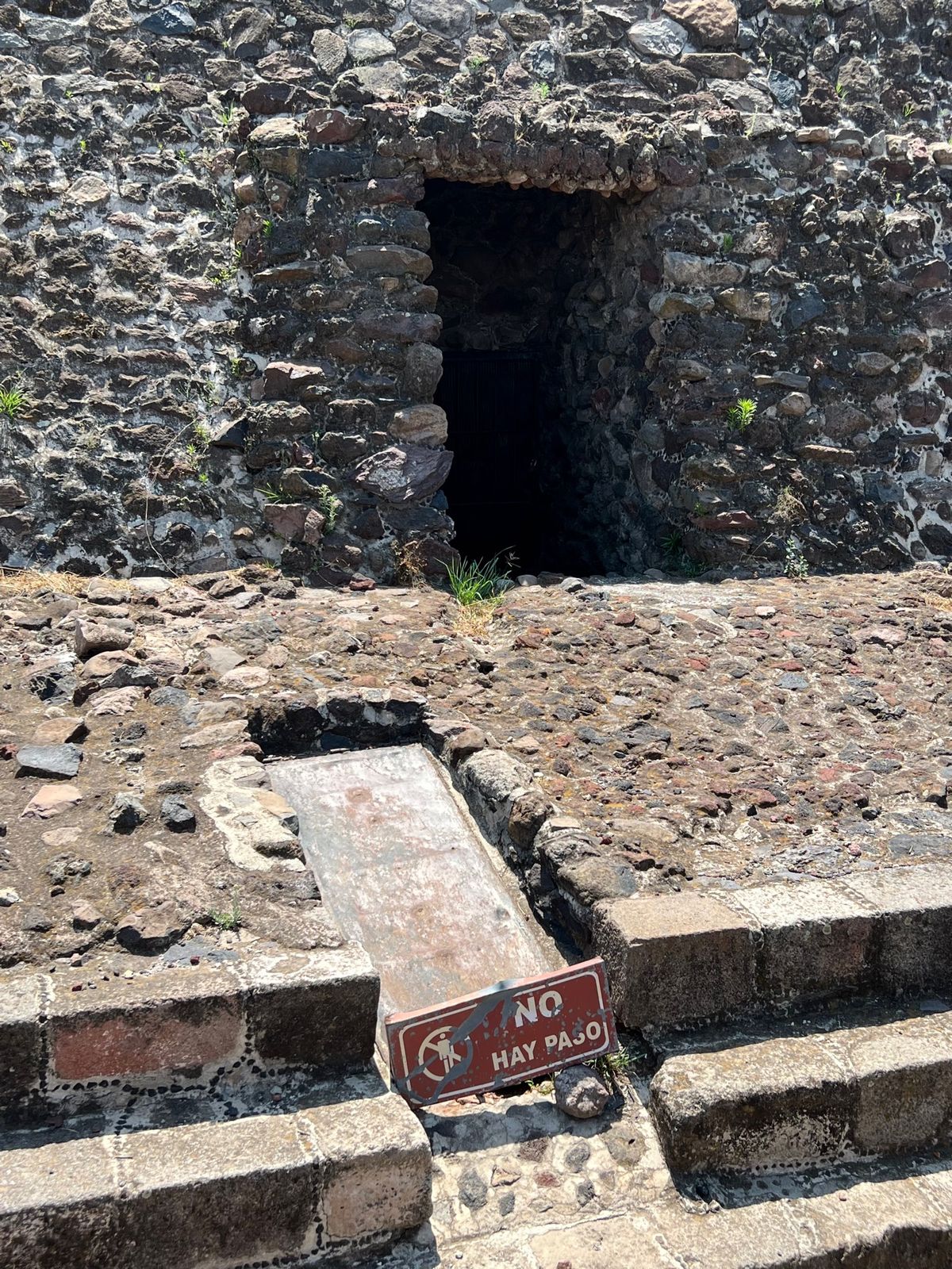 太陽のピラミッド

月のピラミッドに比べるとかなり大きい！
そして広場には...