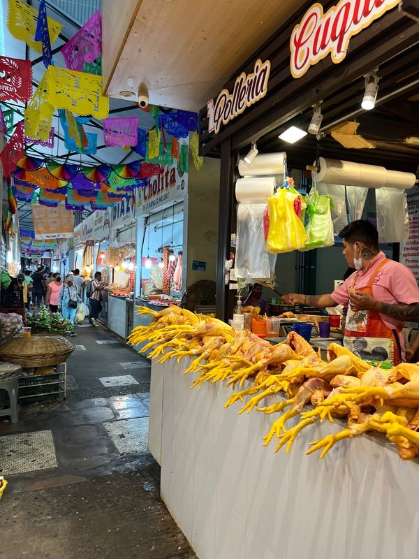メキシコ・メキシコシティ「帰国後待機がなくなったのでついに海外旅行再開🙌」の写真：ベニートファレス市場の様子

鶏肉の売り...