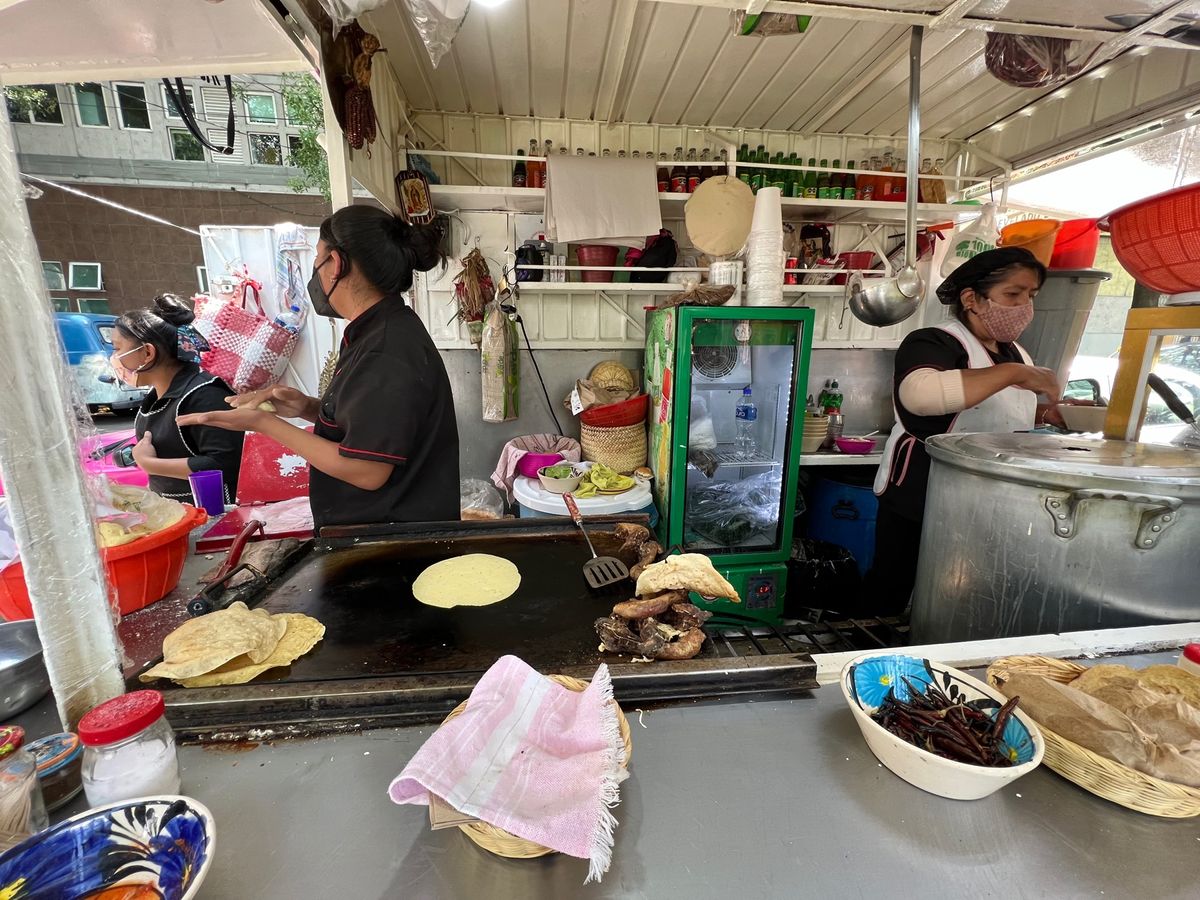 遺跡見学終えてお腹がペコペコだったから
家の前に屋台出してる
絶品のチキン...