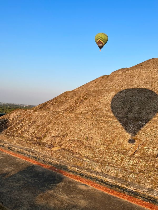 メキシコ・メキシコシティ「帰国後待機がなくなったのでついに海外旅行再開🙌」の写真：ピラミッドの一つに大接近

太陽の関係で...