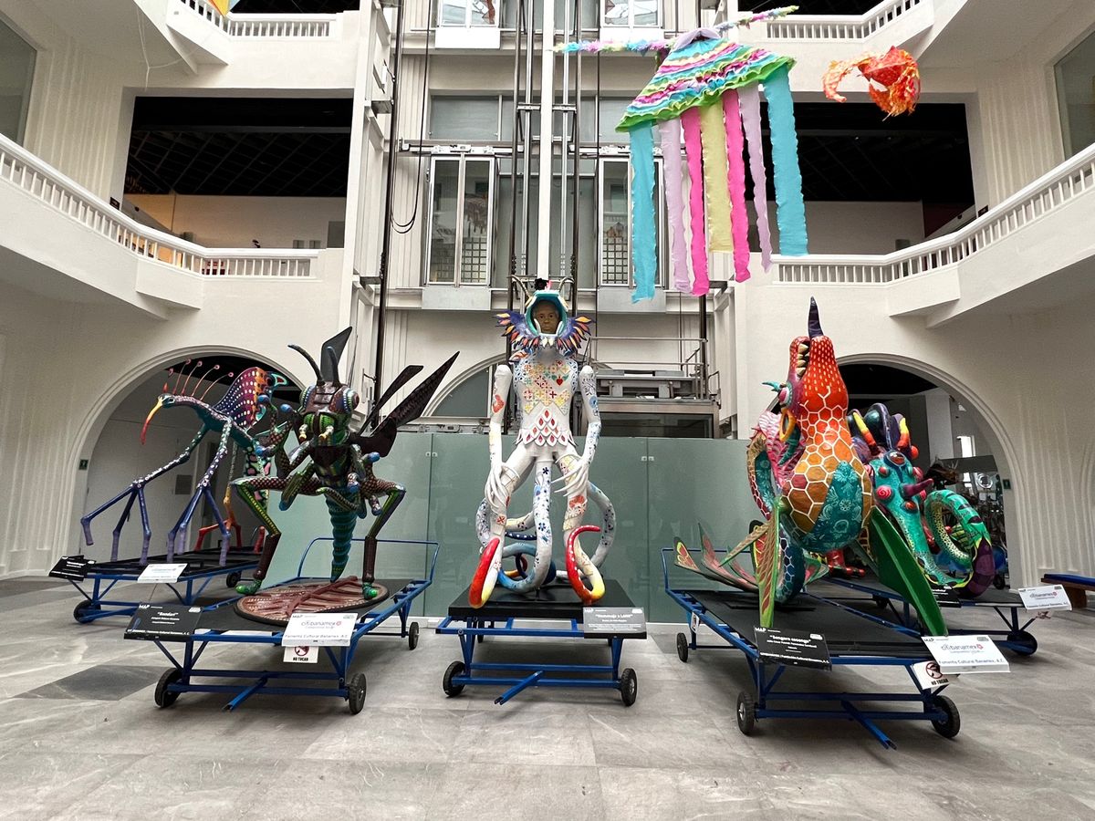 民芸品博物館

これまたスペイン語がわからんから予想だけど
お祭りのときに...