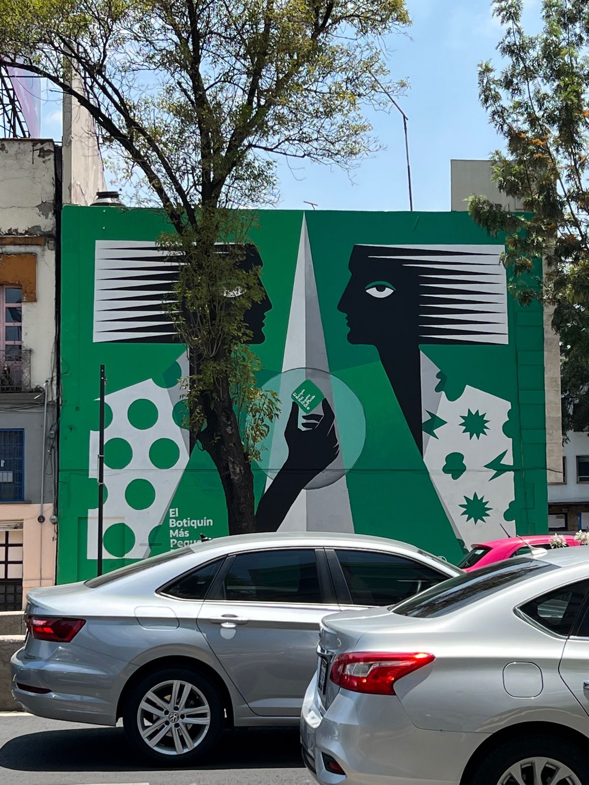 街歩きしてるときに見つけた可愛い呼び鈴と
ストリートアート？広告？