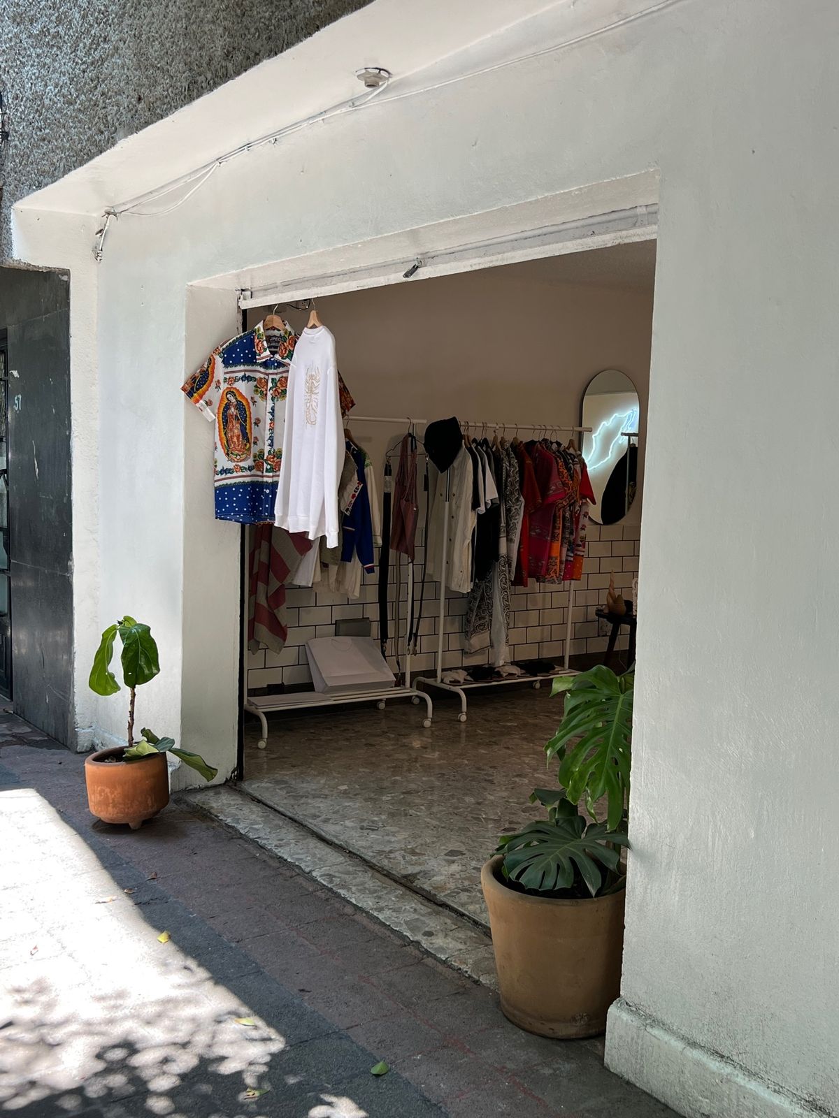 Incendiariasの通りを挟んで向かいにあるショップで派手シャツ買っ...