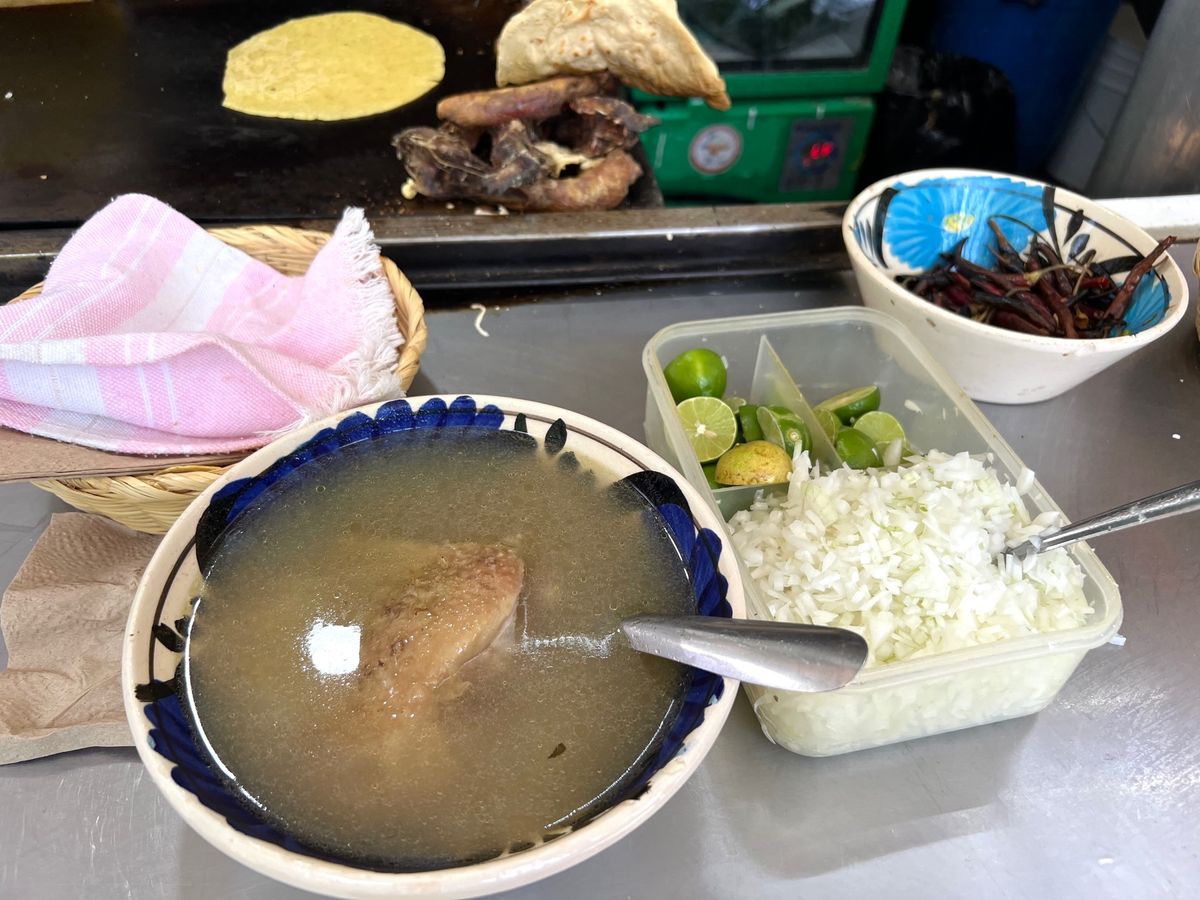 遺跡見学終えてお腹がペコペコだったから
家の前に屋台出してる
絶品のチキン...