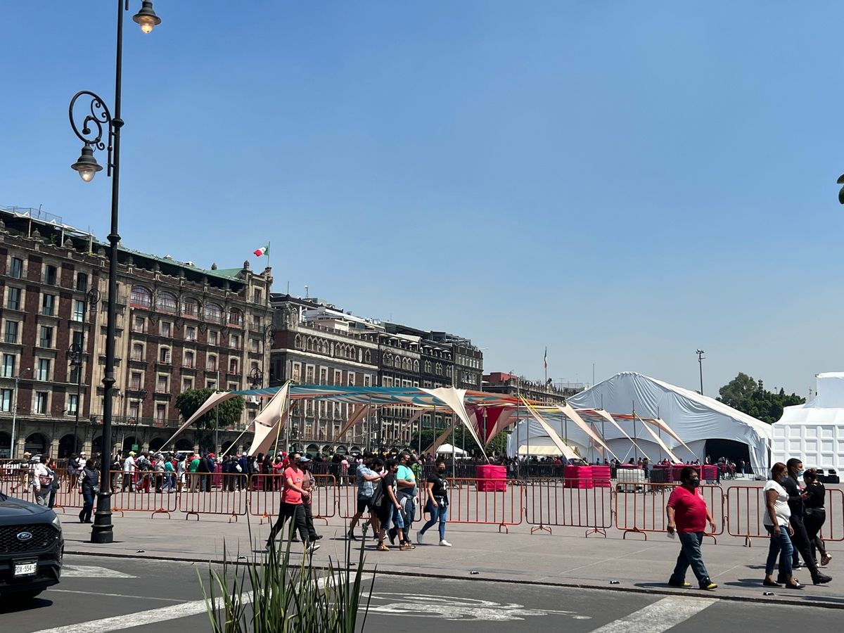 この旅初めてのソカロへ

ここはメキシコシティといえば！！的な大きな国旗が...