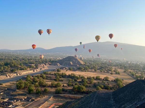 メキシコ・メキシコシティ「帰国後待機がなくなったのでついに海外旅行再開🙌」の写真：気球で越えたのが太陽のピラミッド🌞で
奥...