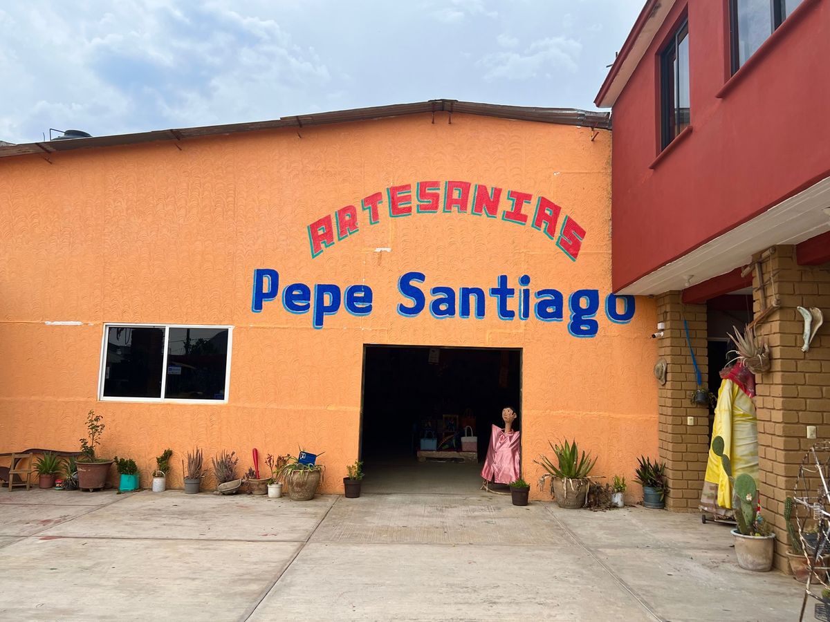 タクシーのおっちゃんの友達の工房

ここは店番のお姉さんが結構英語が喋れて...