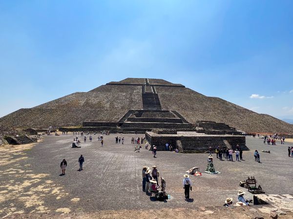 メキシコ・メキシコシティ「帰国後待機がなくなったのでついに海外旅行再開🙌」の写真：太陽のピラミッド

月のピラミッドに比べ...
